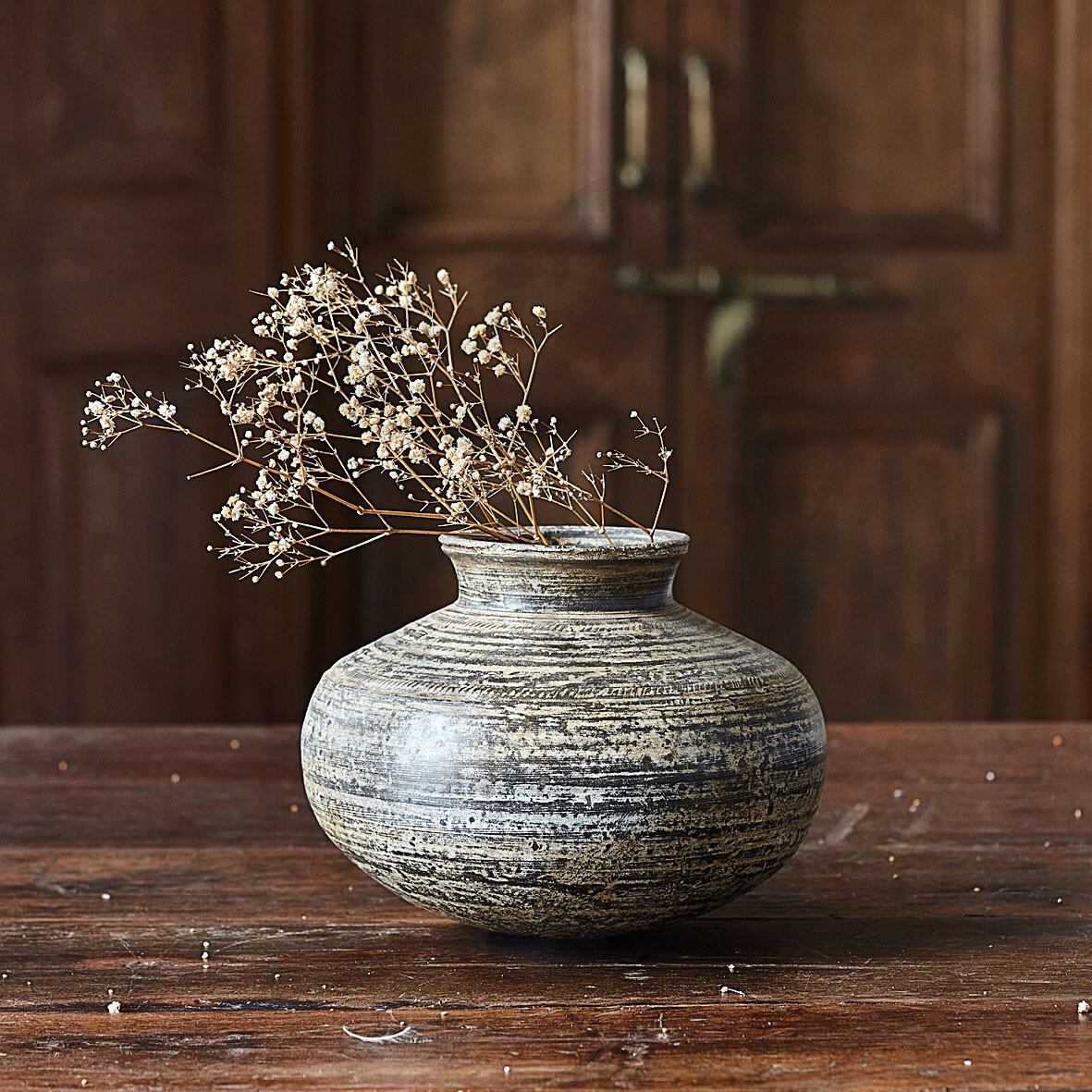 Decorative vase in rough ceramic by Aane